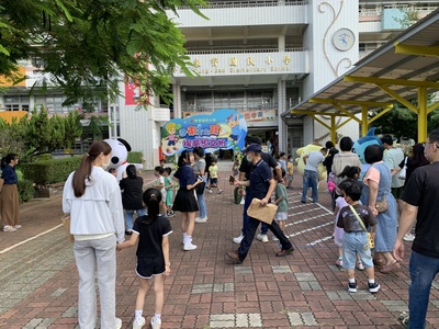 快樂東寶人~東哥寶妹相揪上學去圖片