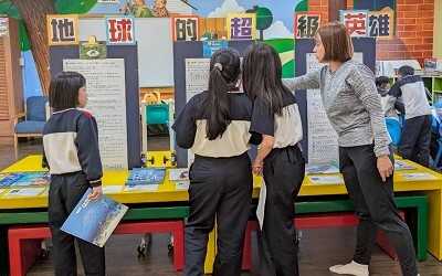 東寶國小師生走進「地球的超級英雄」主題書展　用閱讀認識永續與環境保護圖片