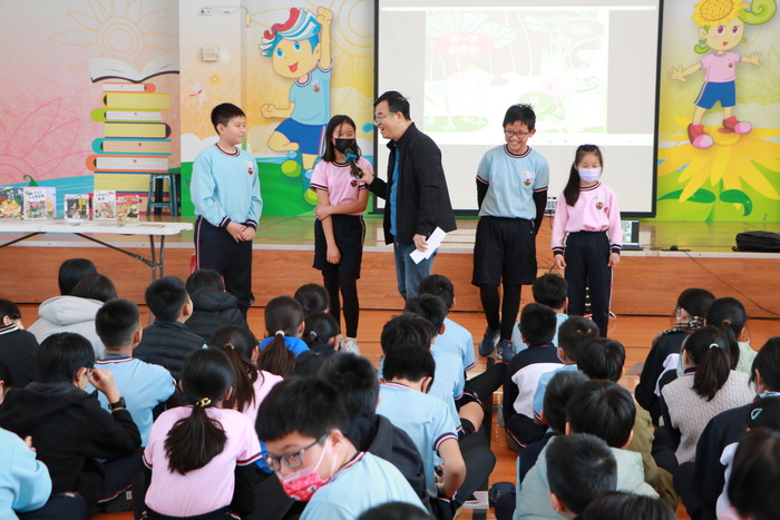 小朋友上台分享圖片