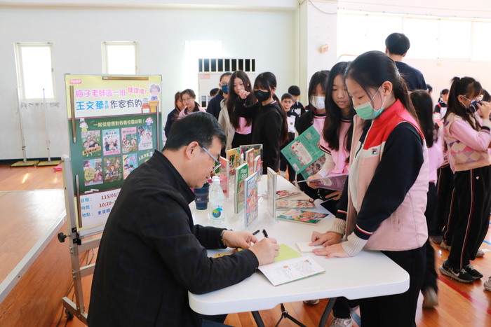 簽書會熱絡非凡圖片